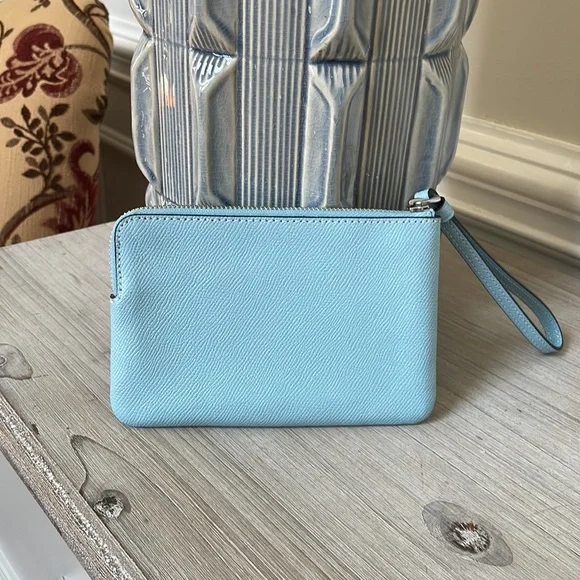 NWT Coach Leather Corner Zip Waterfall Wristlet - Picture 2 of 5